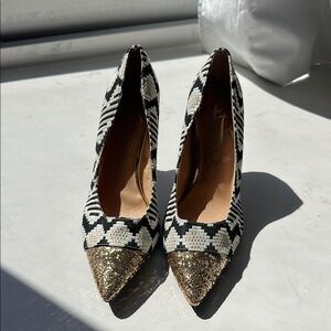 Elegant Black and Gold Women's Pumps